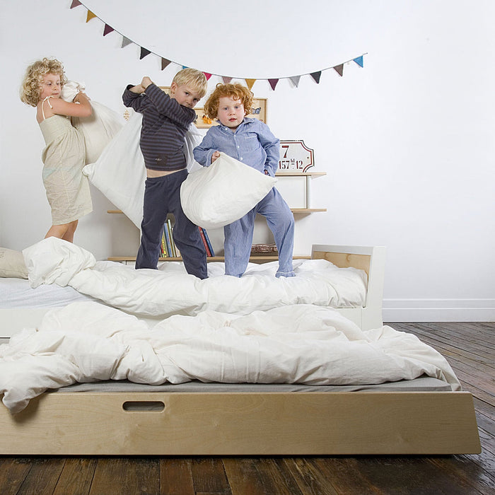 caption-Children play on Oeuf Sparrow Bed
