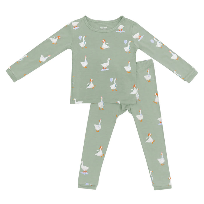 Children's pajama set with goose pattern on a light green background