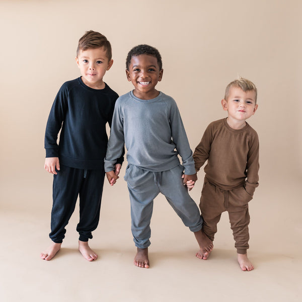 caption-Kyte Baby Jersey Jogger 2-Pc Bamboo Set for Kids - Size comparison L-R: 4T (33lbs) size 3T (35lbs), 2T (28lbs)