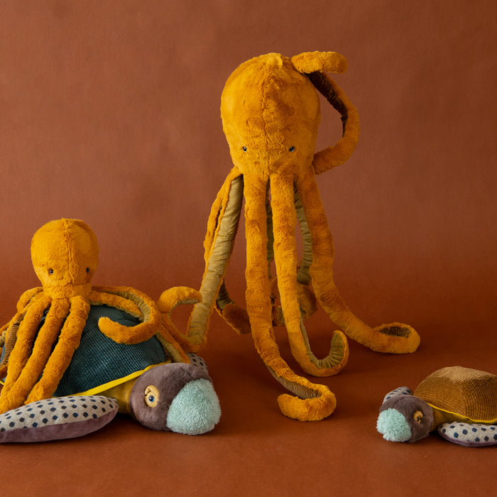 caption-Large and small children's toy octopus stuffed animal